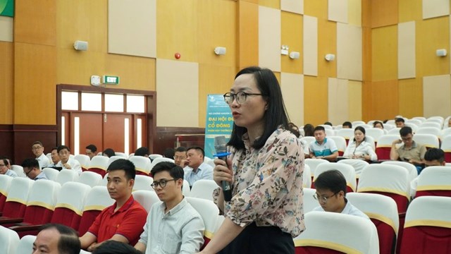 Cổ đ&ocirc;ng đặt c&acirc;u hỏi v&agrave; thảo luận tại phi&ecirc;n họp.