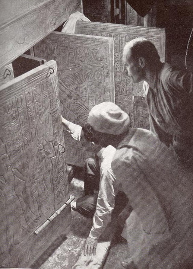 Howard Carter v&agrave; cộng sự đang mở c&aacute;nh cửa dẫn v&agrave;o hầm mộ Pharaoh Tutankhamun.