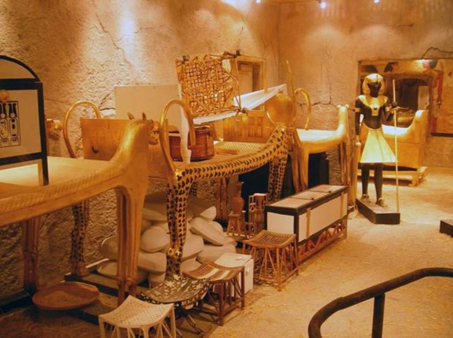 Lăng mộ của Pharaoh Tutankhamun khiến người ta tin rằng n&oacute; được bảo vệ bởi một lời nguyền mạnh mẽ.&nbsp;