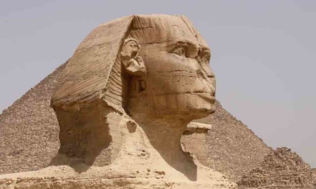 Hướng mặt của Sphinx l&agrave; N&uacute;i Kailash.