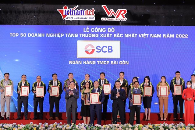 &Ocirc;ng Diệp Bảo Ch&acirc;u - Ph&oacute; Tổng Gi&aacute;m đốc SCB nhận giải thưởng Top 50 Doanh nghiệp tăng trưởng xuất sắc nhất Việt Nam năm 2022.
