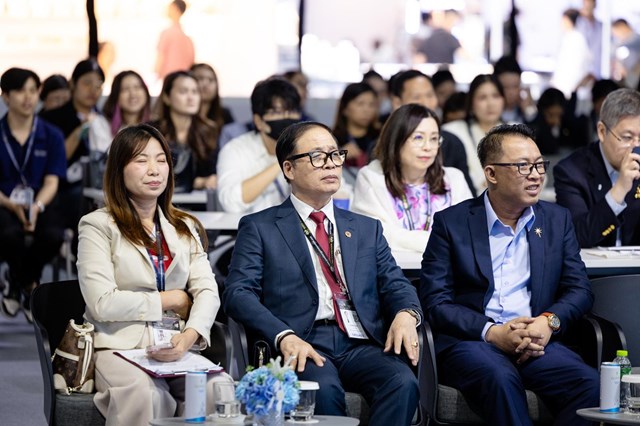 Doanh nh&acirc;n Vũ Minh Ch&acirc;u (ngồi giữa) tại sự kiện.