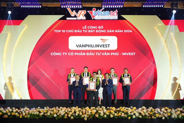 Đại diện Văn Ph&uacute; &ndash; Invest nhận chứng nhận Top 10 chủ đầu tư bất động sản năm 2023 &nbsp;