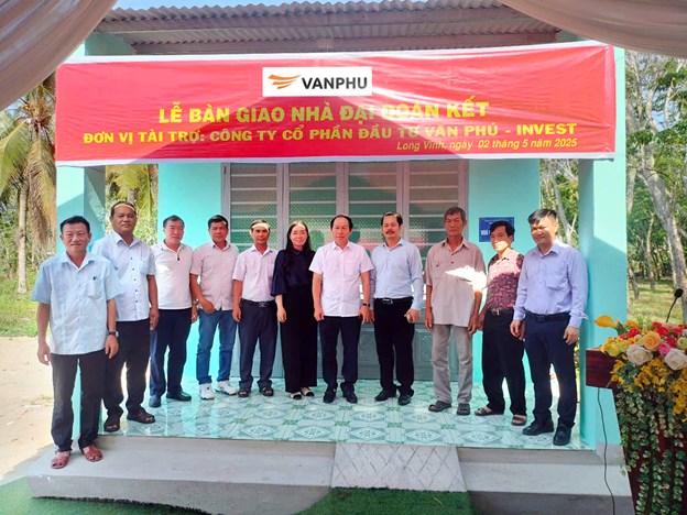 Đồng ch&iacute; L&ecirc; Tiến Ch&acirc;u - Uỷ vi&ecirc;n Trung ương Đảng, B&iacute; thư Th&agrave;nh uỷ, Trưởng đo&agrave;n Đại biểu Quốc hội th&agrave;nh phố Hải Ph&ograve;ng (thứ 5 từ phải sang) chụp h&igrave;nh lưu niệm c&ugrave;ng đại diện Văn Ph&uacute; &ndash; Invest v&agrave; C&aacute;n bộ x&atilde; Long Vĩnh tại chương tr&igrave;nh trao tặng nh&agrave; đại đo&agrave;n kết &nbsp;