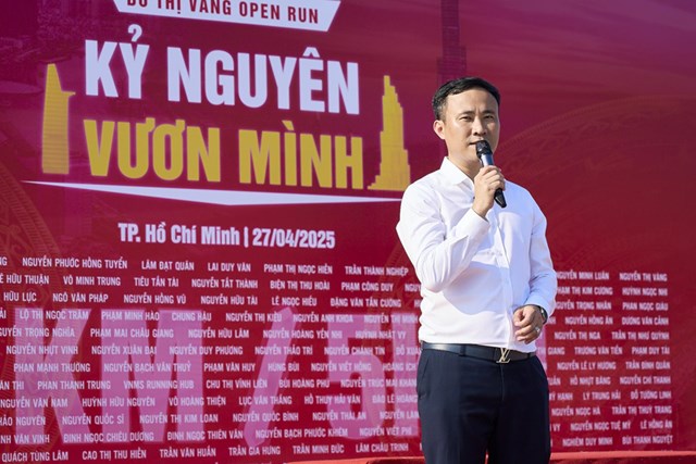 &Ocirc;ng Trần Sĩ An, Tổng Gi&aacute;m đốc Đ&ocirc; Thị V&agrave;ng, ph&aacute;t biểu khai mạc, nhấn mạnh vai tr&ograve; thể thao trong chiến lược ph&aacute;t triển văn h&oacute;a doanh nghiệp. &nbsp;