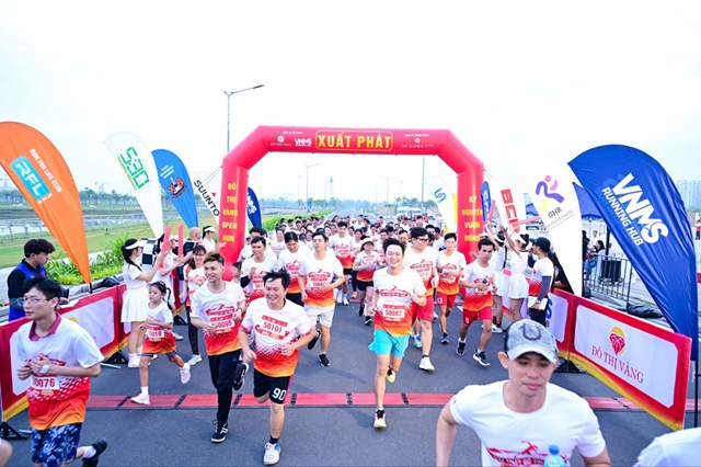 C&aacute;c vận động vi&ecirc;n h&agrave;o hứng xuất ph&aacute;t tại giải chạy "Đ&ocirc; Thị V&agrave;ng Open Run - Kỷ nguy&ecirc;n vươn m&igrave;nh" s&aacute;ng 27/04 tại The Global City. &nbsp;