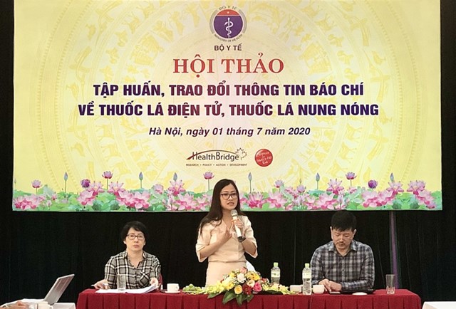 B&agrave; Trần Thị Trang, Ph&oacute; Vụ trưởng Vụ ph&aacute;p chế, Bộ Y tế ph&aacute;t biểu tại Hội thảo &nbsp;
