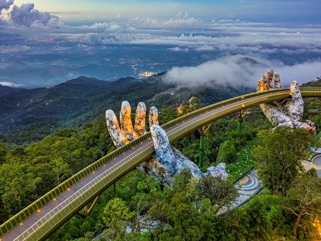 Cầu V&agrave;ng tại Đ&agrave; Nẵng &ndash; biểu tượng du lịch của Việt Nam