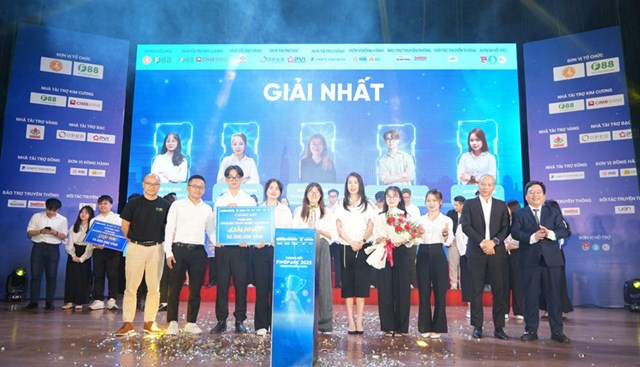 Đội Sixdigits &ndash; gồm c&aacute;c sinh vi&ecirc;n đến từ Học viện Ng&acirc;n h&agrave;ng v&agrave; Đại học Ngoại thương &ndash; đ&atilde; xuất sắc gi&agrave;nh ng&ocirc;i vị qu&aacute;n qu&acirc;n FinSpark 2025 &nbsp;