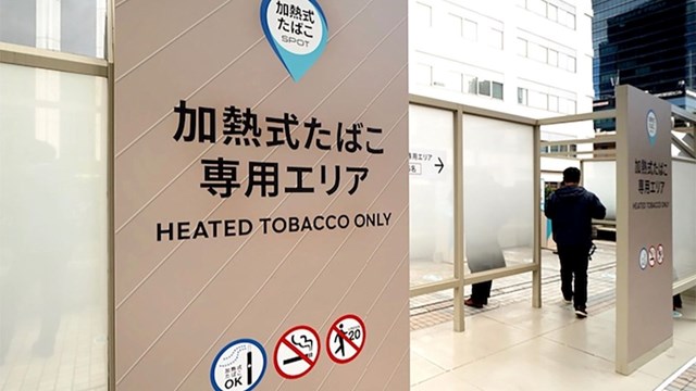 Một bảng hiệu tại Tokyo, Nhật Bản n&ecirc;u r&otilde; cấm h&uacute;t thuốc l&aacute; điếu nhưng cho ph&eacute;p sử dụng TLLN. (Nguồn ảnh: Shutterstock)