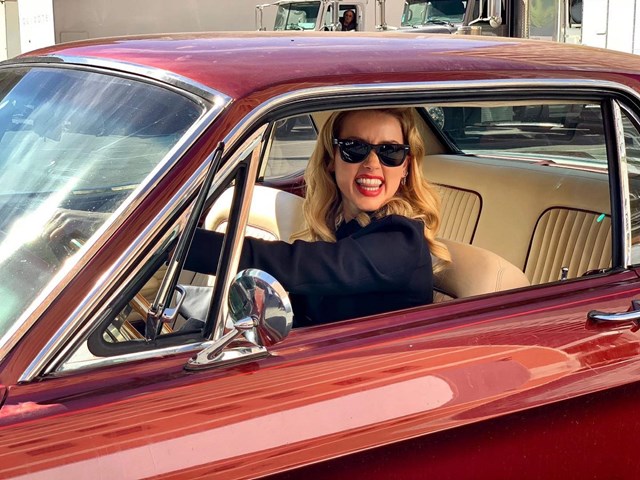 Amber Heard tạo dáng cùng chiếc Ford Mustang 1968 đã tân trang. Ảnh: Instagram.