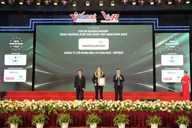 Đại diện Văn Ph&uacute; - Invest nhận giải thưởng &ldquo;Top 50 Doanh nghiệp tăng trưởng xuất sắc nhất Việt Nam năm 2023&rdquo; &nbsp;