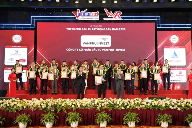 Đại diện Văn Ph&uacute; - Invest nhận giải thưởng &ldquo;Top 10 Chủ đầu tư Bất động sản Việt Nam năm 2023&rdquo; &nbsp;