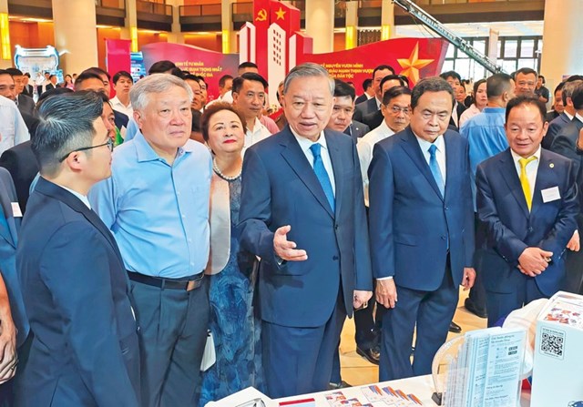 Tổng B&iacute; thư T&ocirc; L&acirc;m, Chủ tịch Quốc hội Trần Thanh Mẫn v&agrave; c&aacute;c đại biểu tham quan Triển l&atilde;m "Những th&agrave;nh tựu trong ph&aacute;t triển kinh tế tư nh&acirc;n". Ảnh: Hồ Long