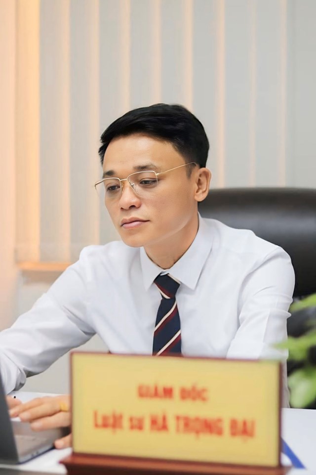 &Aacute;nh s&aacute;ng nơi văn ph&ograve;ng l&agrave;m việc như soi chiếu sự tận tuỵ của luật sư H&agrave; Trọng Đại, người lu&ocirc;n tin rằng lẽ phải cần được bảo vệ bằng cả tr&aacute;i tim v&agrave; tr&iacute; tuệ.