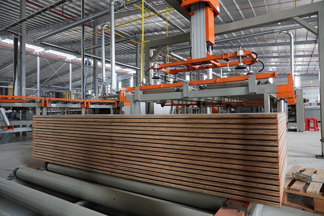 D&acirc;y chuyền sản xuất v&aacute;n s&agrave;n chịu lựa hiện đại của H&ograve;a Ph&aacute;t