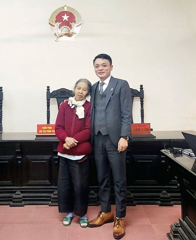 Luật sư H&agrave; Trọng Đại v&agrave; th&acirc;n chủ c&ugrave;ng nhau chia sẻ niềm vui chiến thắng, biểu tượng cho sự gắn kết giữa người bảo vệ c&ocirc;ng l&yacute; v&agrave; người t&igrave;m kiếm lẽ phải.