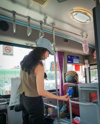 Kh&aacute;ch h&agrave;ng trải nghiệm một chạm để thanh to&aacute;n v&eacute; xe bus &nbsp;