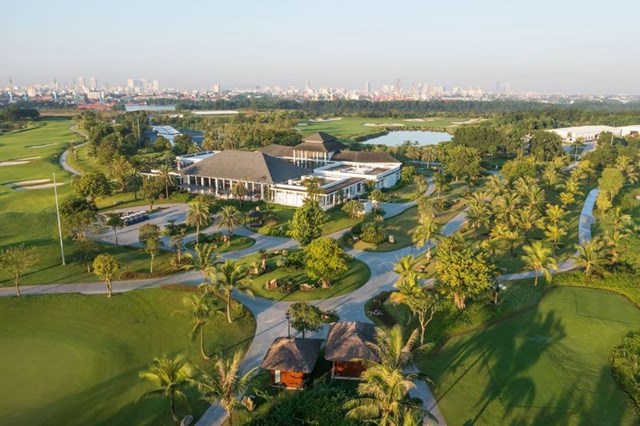 Với cơ sở vật chất h&agrave;ng đầu v&agrave; c&aacute;c tiện &iacute;ch sang trọng, s&acirc;n golf 36 hố của Vinhomes Royal Island c&ograve;n l&agrave; nơi giao lưu, thảo luận v&agrave; k&yacute; kết hợp đồng của cộng đồng doanh nh&acirc;n &nbsp;