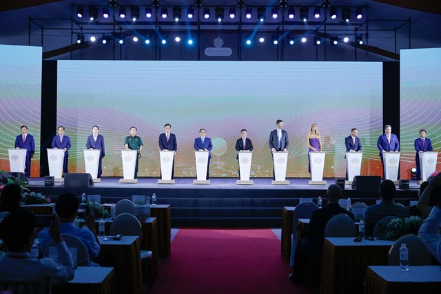 Thủ tướng Phạm Minh Chính và các đại biểu thực hiện nghi thức khởi công dự án Trump International Hung Yen. Ảnh: TL
