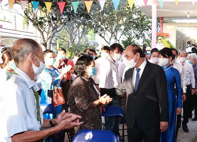 Chủ tịch nước Nguyễn Xu&acirc;n Ph&uacute;c với cử tri đi bỏ phiếu tại khu vực bỏ phiếu số 041, đơn vị bầu cử số 10 thuộc thị trấn Củ Chi. Ảnh: Thống Nhất/TTXVN &nbsp;