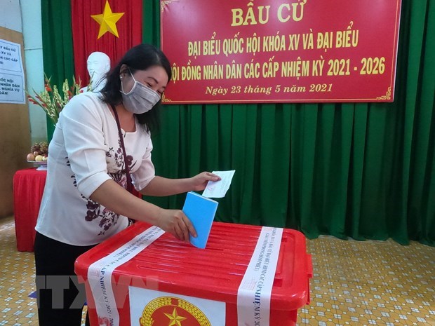 Cử tri tỉnh B&igrave;nh Dương bỏ phiếu bầu cử. (Ảnh: Ch&iacute; Tưởng/TTXVN) &nbsp;