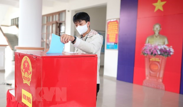 Cử tri đi bỏ phiếu tại tổ bầu cử trường Đại học Đ&agrave; Lạt, L&acirc;m Đồng. (Ảnh: Nguyễn Dũng/TTXVN)&nbsp;