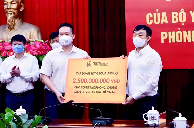 Đại diện Tập đo&agrave;n T&amp;T Group trao ủng hộ tỉnh Bắc Ninh 2,5 tỷ đồng &nbsp;
