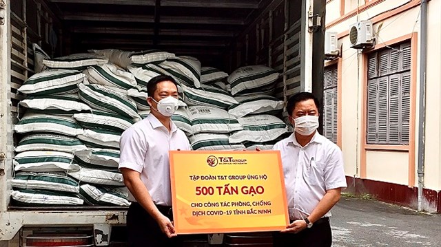 Đại diện Tập đo&agrave;n T&amp;T Group trao ủng hộ tỉnh Bắc Ninh 500 tấn gạo.