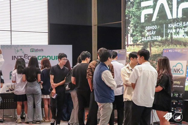Người tham gia h&agrave;o hứng trải nghiệm c&aacute;c hoạt động tại Hội chợ Kết nối Khởi nghiệp Kawai Startup Fair 2025