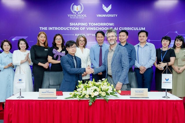 &Ocirc;ng Nguyễn Trung Dũng &ndash; Gi&aacute;m đốc Chương tr&igrave;nh &amp; Đảm bảo Chất lượng Gi&aacute;o dục Hệ thống gi&aacute;o dục Vinschool, Gi&aacute;o sư Wray Buntine &ndash; Gi&aacute;m đốc Chương tr&igrave;nh Khoa học M&aacute;y t&iacute;nh Đại học VinUni c&ugrave;ng c&aacute;c đại diện từ Vinschool v&agrave; VinUni tại Lễ C&ocirc;ng bố triển khai Chương tr&igrave;nh Tr&iacute; tuệ Nh&acirc;n tạo (AI) v&agrave;o 17/5 vừa qua