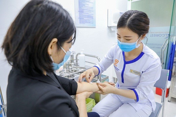 Việt Nam nhập khẩu vắc xin để triển khai ti&ecirc;m chủng tr&ecirc;n diện rộng cho người d&acirc;n. &nbsp;