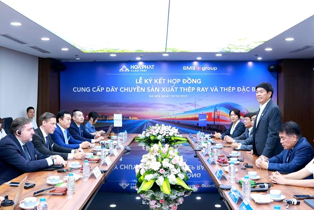 Chủ tịch H&ograve;a Ph&aacute;t Trần Đ&igrave;nh Long tự tin cung cấp sản phẩm ray t&agrave;u cao tốc đ&uacute;ng tiến độ với chất lượng tốt nhất gi&aacute; cả cạnh tranh