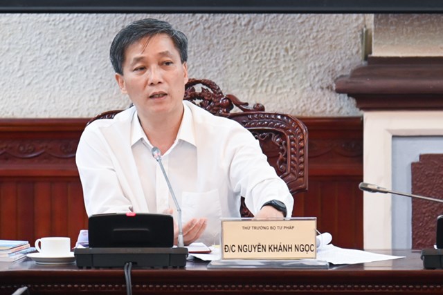 Thứ trưởng Bộ Tư ph&aacute;p Nguyễn Kh&aacute;nh Ngọc ph&aacute;t biểu tại cuộc họp
