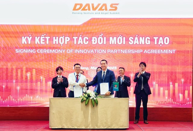Đại diện hai b&ecirc;n tại Lễ k&yacute; kết hợp t&aacute;c Đổi mới s&aacute;ng tạo &nbsp;