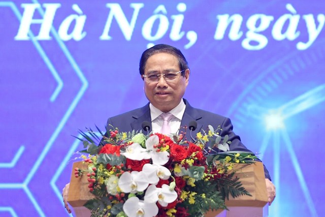 Thủ tướng đ&aacute;nh gi&aacute; cao việc x&acirc;y dựng v&agrave; tổ chức khai trương Cổng ph&aacute;p luật quốc gia ngay trước cuộc tọa đ&agrave;m, với tinh thần "mỗi việc l&agrave;m l&agrave; một niềm vui cho nh&acirc;n d&acirc;n, cho doanh nghiệp, cho x&atilde; hội" - Ảnh: VGP/Nhật Bắc &nbsp;