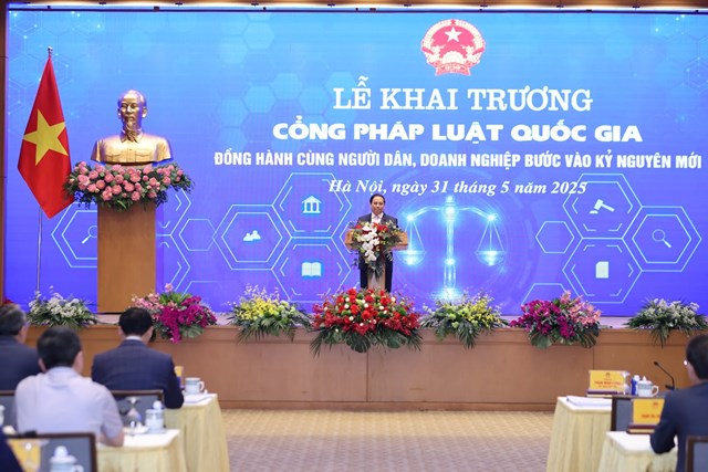 Thủ tướng Phạm Minh Ch&iacute;nh đ&aacute;nh gi&aacute; cao việc khai trương Cổng ph&aacute;p luật quốc gia với tinh thần "mỗi việc l&agrave;m l&agrave; một niềm vui cho nh&acirc;n d&acirc;n, cho doanh nghiệp, cho x&atilde; hội".