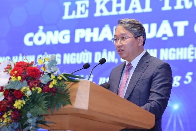 Bộ trưởng Bộ Tư ph&aacute;p Nguyễn Hải Ninh b&aacute;o c&aacute;o t&oacute;m tắt về qu&aacute; tr&igrave;nh x&acirc;y dựng Cổng Ph&aacute;p luật quốc gia.