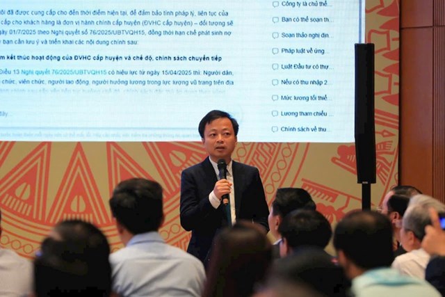 &Ocirc;ng Trần Văn Tr&iacute; Gi&aacute;m đốc C&ocirc;ng ty cổ phần truyền th&ocirc;ng Luật Việt Nam (LuatVietnam.vn) giới thiệu AI ph&aacute;p luật. Thủ tướng Phạm Minh Ch&iacute;nh trực tiếp đặt c&acirc;u hỏi cho AI ph&aacute;p luật trả lời.