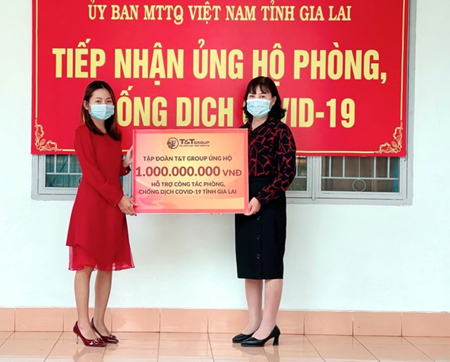 Đại diện Tập đo&agrave;n T&amp;T Group trao hỗ trợ cho đại diện Uỷ ban MTTQ Việt Nam tỉnh Gia Lai &nbsp;