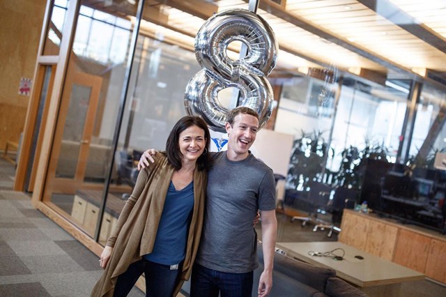 Sheryl Sandberg và Mark Zuckerberg. Ảnh: Digital Information World. 
