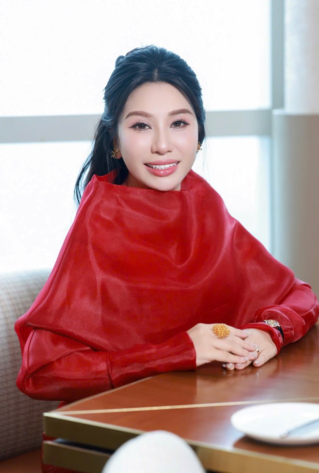 Doanh nh&acirc;n Nguyễn Thị Minh Hiếu nh&agrave; đại diện ph&acirc;n phối thương hiệu mỹ phẩm Dr.MH tại Ch&acirc;u &Aacute;.