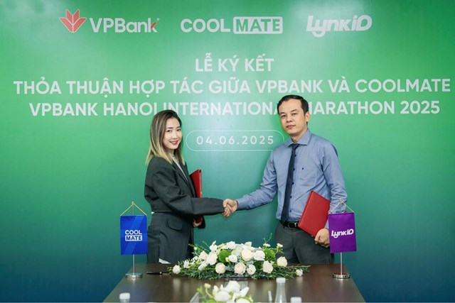 Đại diện LynkiD v&agrave; Coolmate tại lễ k&yacute; kết thỏa thuận, khẳng định hợp t&aacute;c chiến lược tạo ra nhiều cơ hội s&aacute;ng tạo cho Hai b&ecirc;n. &nbsp;