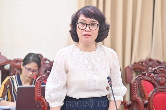 Đại diện Bộ Khoa học v&agrave; C&ocirc;ng nghệ tr&igrave;nh b&agrave;y t&oacute;m tắt nội dung Tờ tr&igrave;nh.