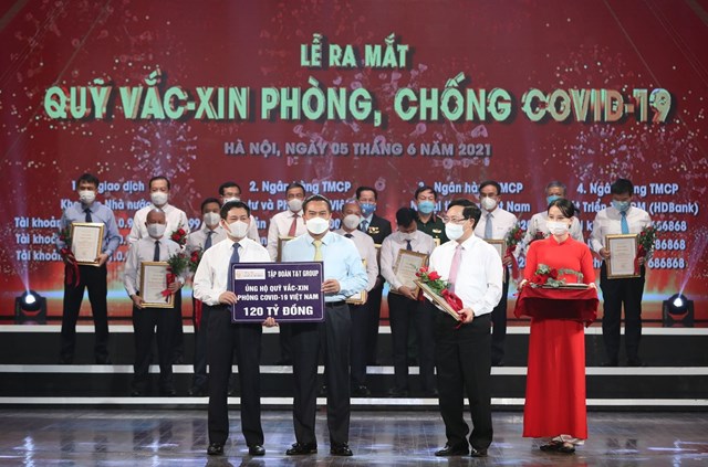 Đại diện Tập đo&agrave;n T&amp;T Group trao tặng Quỹ vắc xin Covid-19 Việt Nam 120 tỷ đồng.