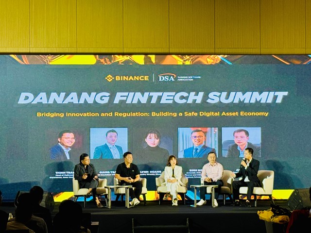 C&aacute;c diễn giả trong sự kiện Đ&agrave; Nẵng Fintech Summit, diễn ra tại TP. Đ&agrave; Nẵng.