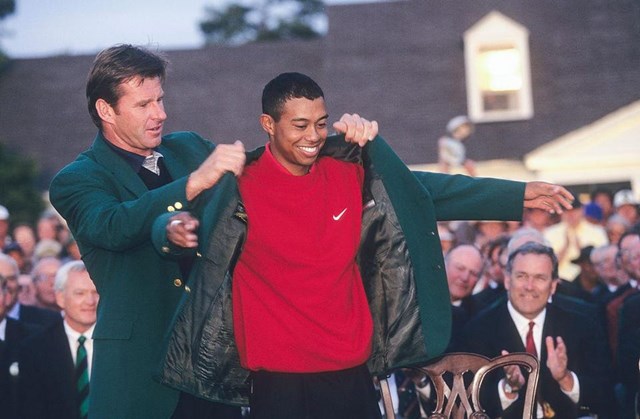 Tiger Woods gi&agrave;nh chức v&ocirc; địch Masters đầu ti&ecirc;n v&agrave;o năm 1997 v&agrave; kiếm được 486.000 USD. Năm nay, giải thưởng v&ocirc; địch đ&atilde; l&ecirc;n đến 2,7 triệu USD. Ảnh:&nbsp;SAM GREENWOOD.