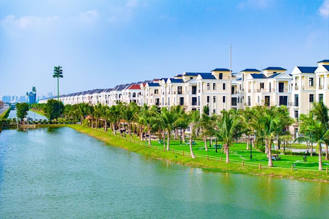 C&ocirc;ng vi&ecirc;n ven k&ecirc;nh Silk Park d&agrave;i 2,6 km l&agrave; một trong những điểm nhấn cảnh quan ấn tượng của Vinhomes Ocean Park 2 &nbsp;