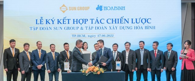 L&atilde;nh đạo Tập đo&agrave;n X&acirc;y dựng H&ograve;a B&igrave;nh v&agrave; Tập đo&agrave;n Sun Group c&ugrave;ng nhau k&yacute; kết hợp t&aacute;c chiến lược.