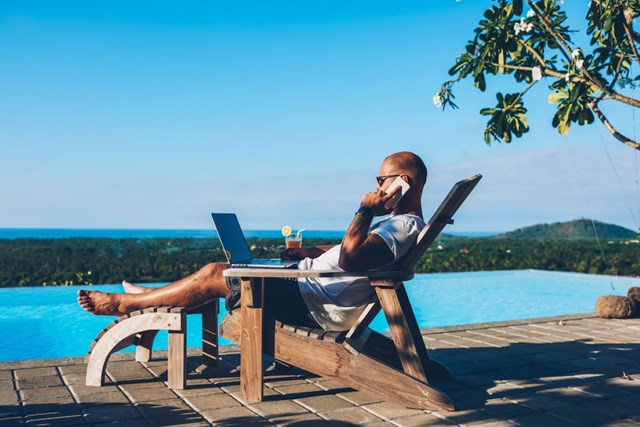 Cộng đồng digital nomad ng&agrave;y c&agrave;ng lớn mạnh với sự ph&aacute;t triển của c&ocirc;ng nghệ, gi&uacute;p họ c&oacute; thể l&agrave;m việc từ xa m&agrave; vẫn giữ được mức thu nhập cao &nbsp;